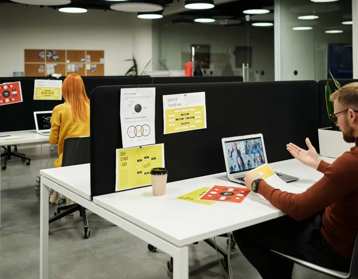 Bir ofis çalışma alanı