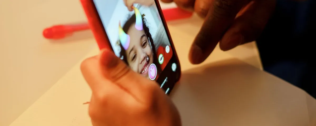 Telefon ekranında sosyal medya hikayeleri